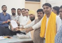 वाई पी कुमार मामले में कार्रवाई की मांग को लेकर एसडीएम को सौंपा ज्ञापन