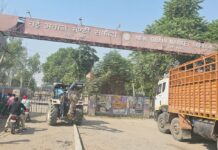 खाद से भरी गाड़ी से टकराकर बिजली का पोल गिरा