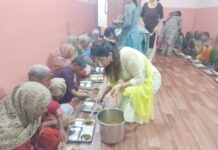 वूमेन एरा फाऊंडेशन ने वृद्धों संग मनाई दीपावली