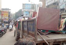 सफीदों पालिका ने शुरू किया अतिक्रमण हटाओं अभियान अतिक्रमण का सामान ले जाते हुए पालिका की ट्रॉली।