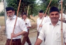 आरएसएस स्वयंसेवकों ने निकाला पद संचलन