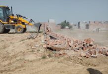 अवैध कॉलोनियों पर चला प्रशासन का बुलडोजर, 11 एकड़ भूमि पर निर्माण ध्वस्त