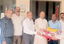 गौशाला कर्मचारियों को मिठाई व कंबल बांटकर मनाई दीपावली