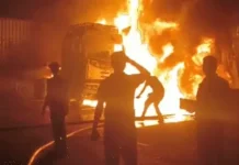 नेशनल हाईवे पर दो ट्रकों में आग, बाइक सवार की मौत, रेहड़ी चालक घायल