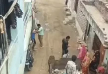 फरीदाबाद में युवक को घर से बाहर घसीटकर पीटा, VIDEO:कूड़ा कलेक्शन की राशि मांगने पर विवाद, सवाल पूछने पर भड़के कर्मी