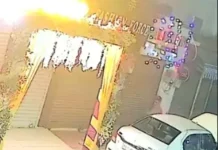 कार में आए बदमाश, दुकान के ताले तोड़कर कपड़े चोरी