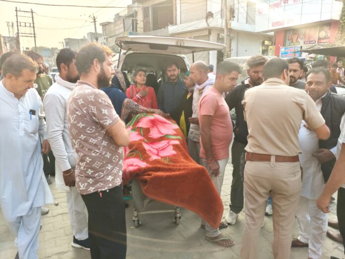 शव पर सड़क पर लाकर खड़े परिजन।