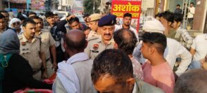 परिजनों को समझाते हुए डीएसपी गौरव शर्मा। 