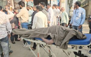 अस्पताल के बाहर स्टे्रचर पर रखा शव।