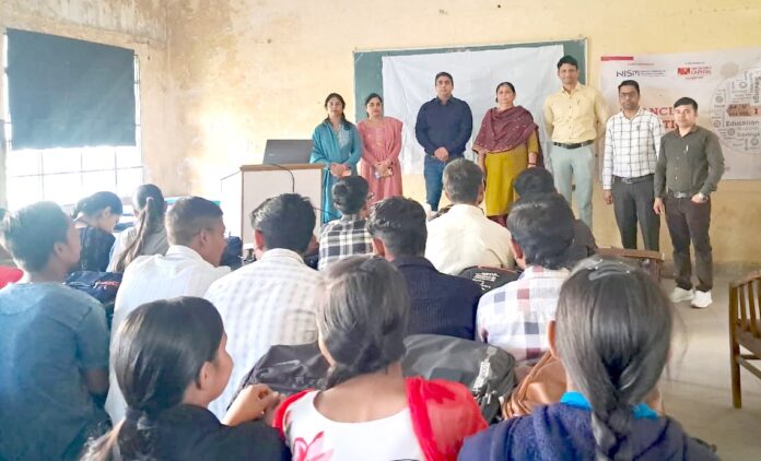 financial literacy - कार्यक्रम में मौजूद अतिथि व कॉलेज स्टाफ।