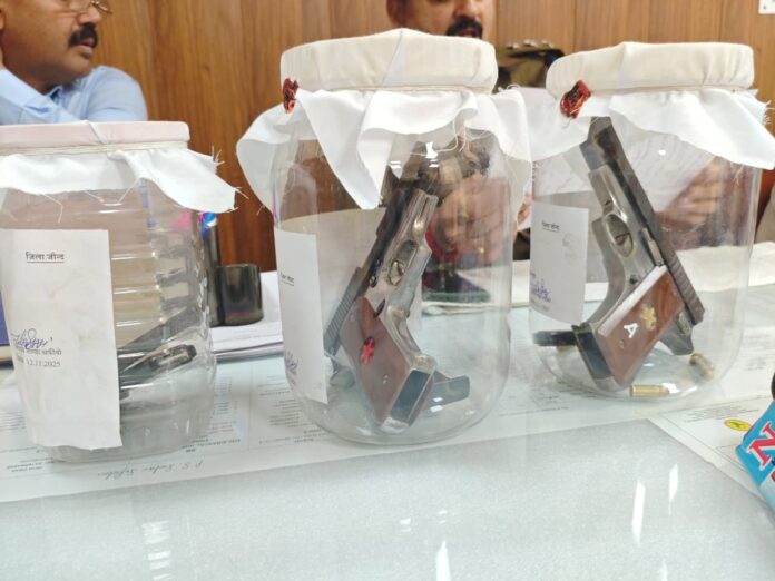 आरोपियों से बरामद हथियार