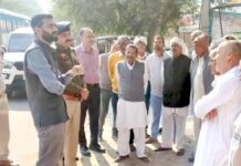 एसडीएम व उप पुलिस अधीक्षक ने संयुक्त रूप से चलाया अभियान किसानों से बात करते हुए एसडीएम पुलकित मल्होत्रा।