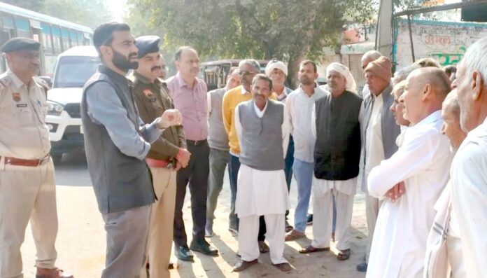 किसानों से बात करते हुए एसडीएम पुलकित मल्होत्रा।