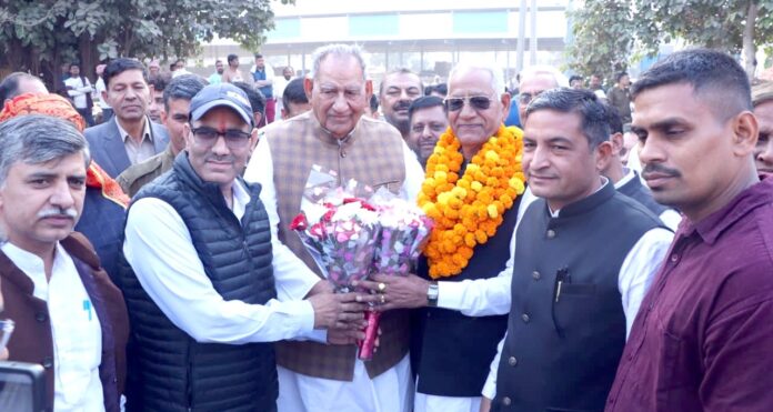 Safidon oath ceremony - विधायक रामकुमार गौतम का अभिनंदन करते हुए नवनियुक्त चेयरमैन व अन्य।