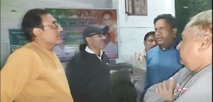 आढ़तियों से बात करते हुए मार्किट कमेटी सचिव।