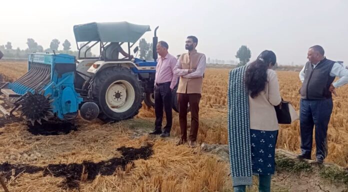 गांवों में पराली प्रबंधन को लेकर किसानों को जागरूक करते एसडीएम पुलकित मल्होत्रा