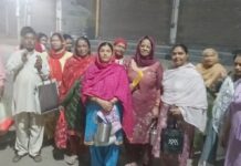 कार्तिक में भक्तों में उमड़ रहा श्रद्धा और भक्ति का सैलाब स्नान के उपरांत नागक्षेत्र सरोवर की परिक्रमा करते हुए श्रद्धालु।