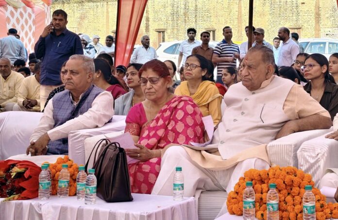 कार्यक्रम में मौजूद विधायक रामकुमार गौतम व अन्य अतिथि।