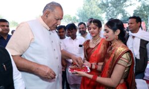 विधायक रामकुमार गौतम का स्वागत करतीं हुईं स्कूली छात्राएं।