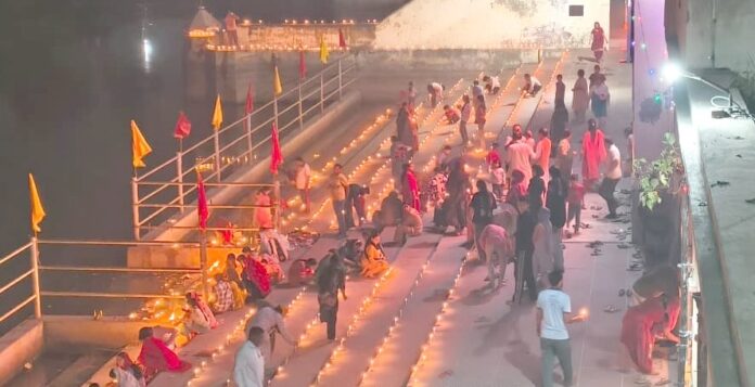 मनाई गई देव दीपावली मनाई गई देव दीपावली