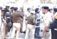 PU में प्रदर्शन के दौरान लाठीचार्ज, SSP खुद गेट पर चढ़ीं; मोहाली-चंडीगढ़ रोड ठप PU में प्रदर्शन