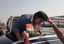 वर्ल्ड चैंपियन शेफाली वर्मा का ग्रैंड वेलकम: रोहतक में रोड शो, सनरूफ से निकलीं क्रिकेटर; फैंस ने ली सेल्फी की झड़ी शेफाली वर्मा का स्वागत