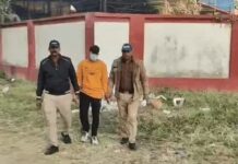 जैकेट में छिपाई थी नकल की पर्ची, 4 लाख रुपये देकर पास कराने का किया दावा Railway Exam