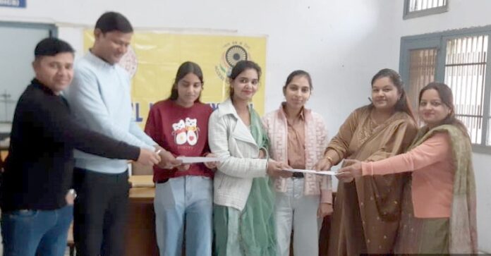 विजेता टीम को सम्मानित करते हुए कॉलेज स्टाफ। Safidon Government College