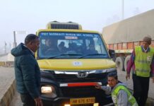 धुंध में सुरक्षा बढ़ाने के लिए टोल कर्मचारियों की नई पहल, वाहनों पर चमकदार चिन्ह लगाए Dahar Toll