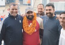 अखबार डालने के टेलेंट के बल पर मुंबई में छाया सफीदों का छोरा newspaper delivery talent