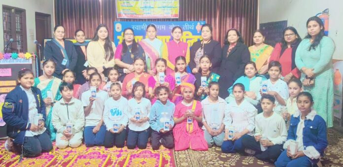 बच्चों को सम्मानित करते हुए अतिथिगण। Saptashakti Sangam