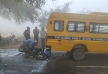 सिरसा में स्कूल वैन और बाइक की भिड़ंत, दूधिया गंभीर रूप से घायल School Van Collision