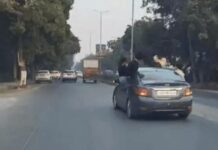 चलती गाड़ियों से बाहर निकलकर युवाओं का जोखिम भरा प्रदर्शन, road violation