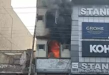 फरीदाबाद में फर्नीचर गोदाम में आग, श्रमिकों की गैरमौजूदगी में फैला धुआं Furniture Warehouse