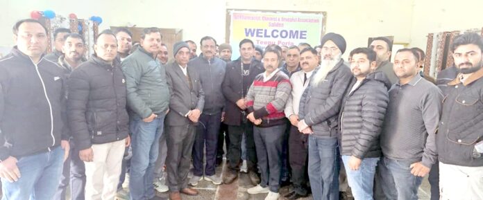 वाइस चेयरमैन टीपू पोडीया का अभिनंदन करते हुए सफीदों के केमिस्ट। Haryana Pharmacy Council