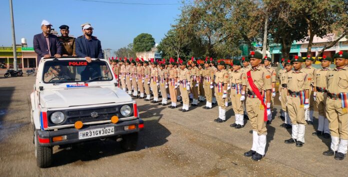 परेड़ का निरीक्षण करते हुए एसडीएम पुलकित मल्होत्रा Republic Day Rehearsal