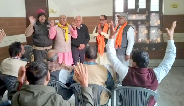 नवनियुक्त नगर अध्यक्ष सुभाष थरेजा को सम्मानित करते हुए संस्था के पदाधिकारी। Vishwa Hindu Parishad