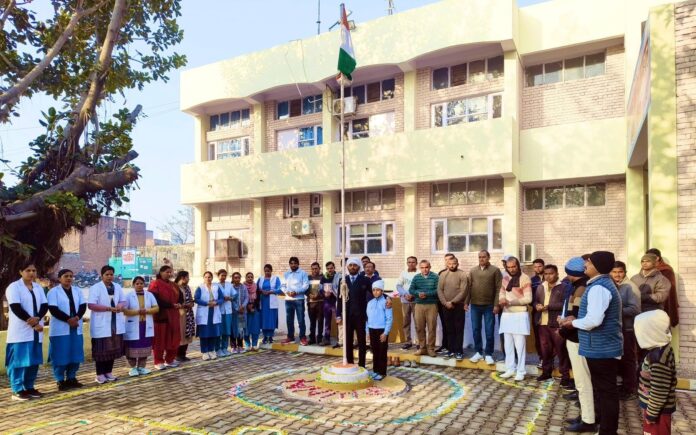 नागरिक अस्पताल में ध्वजारोहण करते हुए डा. सुनील व अन्य। Civil Hospital Safidon