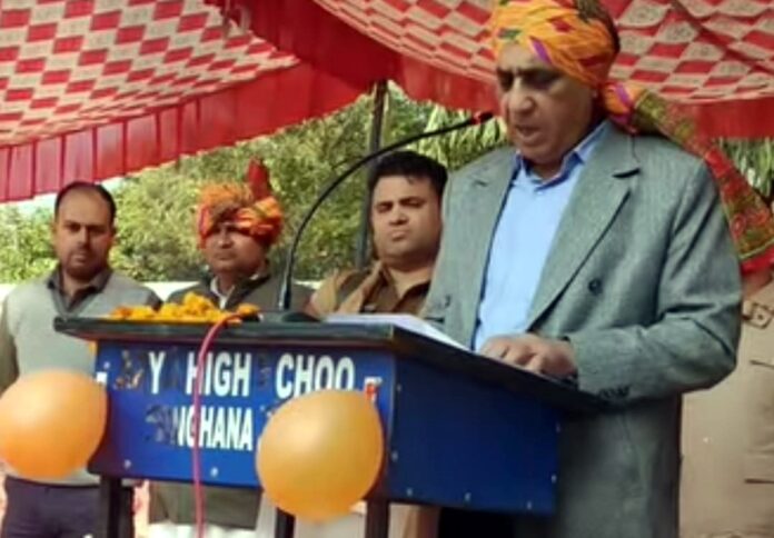 समारोह को संबोधित करते हुए सूचना आयुक्त कर्मवीर सैनी।