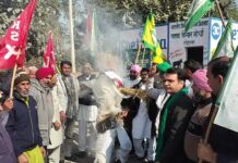 कृषि मुद्दों को लेकर सड़कों पर उतरे किसान, प्रतीकात्मक विरोध तेज Farmers protest