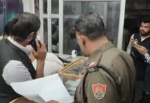 मोबाइल कारोबारी को बनाया निशाना, लूटपाट कर बदमाश फरार Apple store attack