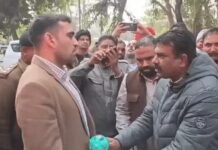 प्रशासन पर तंज: जनप्रतिनिधि का प्रतीकात्मक विरोध चर्चा में Congress MLA