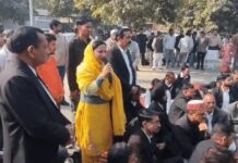 वकीलों के धरने पर पहुंची सुनैना, प्रशासन से हुई बहस Fatehabad lawyers protest