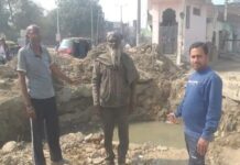 खोदा गड्ढा बना मुसीबत, लोगों का विभाग पर लापरवाही का आरोप Bhiwani Hanuman Gate