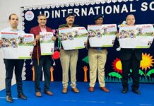 स्कूल में मेधावी विद्यार्थियों को लैपटॉप-टैब व पुरस्कार देकर किया सम्मानित JD International School