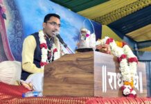 श्रीमद् भागवत कथा मनुष्य को जीवन जीने की कला सिखाती है : शिवाकांत शुक्ला श्रद्धालुओं को संबोधित करते हुए कथा वाचक शिवाकांत शुक्ला।