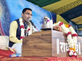 श्रीमद् भागवत कथा मनुष्य को जीवन जीने की कला सिखाती है : शिवाकांत शुक्ला श्रद्धालुओं को संबोधित करते हुए कथा वाचक शिवाकांत शुक्ला।