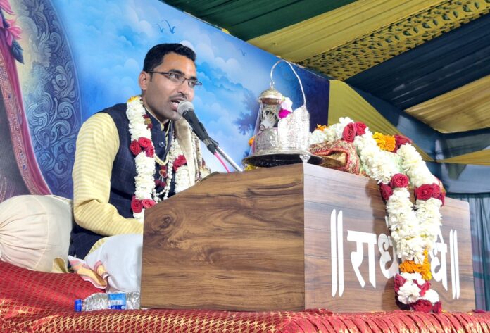 श्रद्धालुओं को संबोधित करते हुए कथा वाचक शिवाकांत शुक्ला।