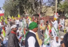 कुरुक्षेत्र में CM आवास की ओर बढ़े किसान, पुलिस ने बैरिकेडिंग कर रोका; बीच सड़क पर धरना