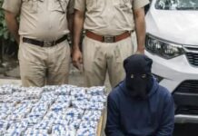 एक बाइक पर सप्लाई देने जा रहा था, दूसरा संदिग्ध हालत में घूमता मिला drug capsules